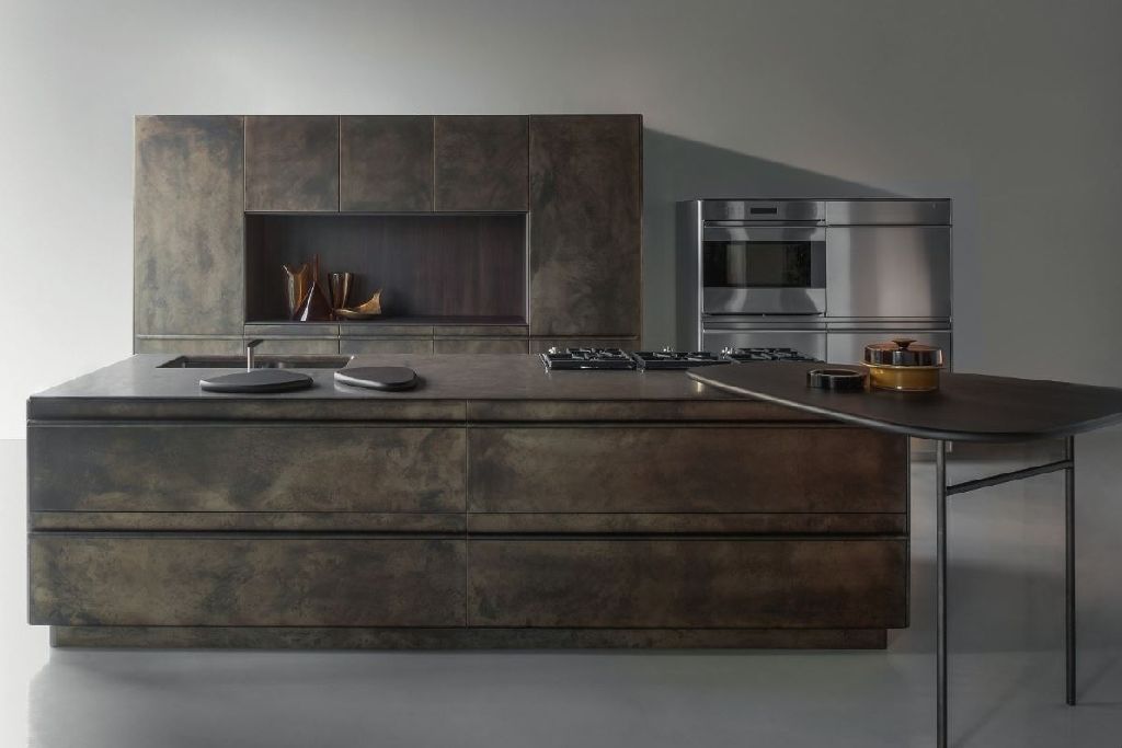 cucina con isola e colonne in acciaio, modello lingotto, finitura hand brushed ottone.