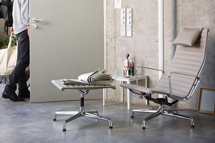 Aluminium lounghe chiair Vitra